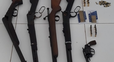 Polícia Militar de Carmo do Paranaíba apreende várias armas de fogo em fazenda do município Polícia Militar de Carmo do Paranaíba apreende várias armas de fogo em fazenda do município