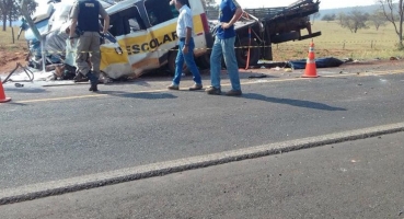 Grave acidente entre van escolar e carreta deixa alunos e motoristas mortos na MGC-497 Grave acidente entre van escolar e carreta deixa alunos e motoristas mortos na MGC-497