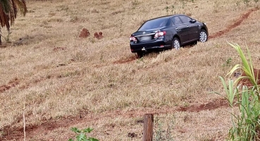 Veículo cai em ribanceira após condutora perder o controle direcional em Patos de Minas Veículo cai em ribanceira após condutora perder o controle direcional em Patos de Minas