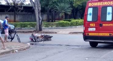 Motociclista fica ferida em acidente com automóvel na cidade de Patos de Minas Motociclista fica ferida em acidente com automóvel na cidade de Patos de Minas