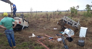 Motorista perde controle direcional de veículo e capota automóvel na BR 354