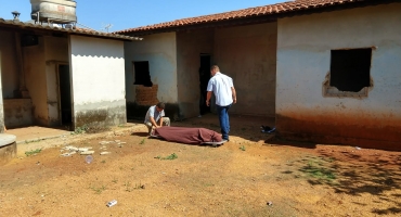 Mulher é morta com golpes de faca em local usado para consumo de drogas em Patos de Minas Mulher é morta com golpes de faca em local usado para consumo de drogas em Patos de Minas