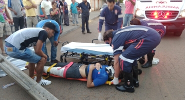 Máquina derruba poste que cai em cima de rapaz de 26 anos em Patos de Minas Máquina derruba poste que cai em cima de rapaz de 26 anos em Patos de Minas