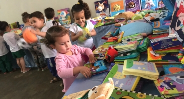 Centro Educacional Maura Ferreira Brandão recebe da prefeitura coleção de livros Centro Educacional Maura Ferreira Brandão recebe da prefeitura coleção de livros