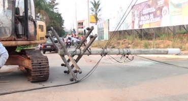 Retroescavadeira derruba poste em cima de carro na Avenida Fátima Porto Retroescavadeira derruba poste em cima de carro na Avenida Fátima Porto