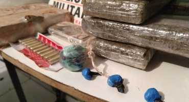 Polícia Militar de Patos de Minas apreende grande quantidade de droga no Bairro Jardim Esperança Polícia Militar de Patos de Minas apreende grande quantidade de droga no Bairro Jardim Esperança