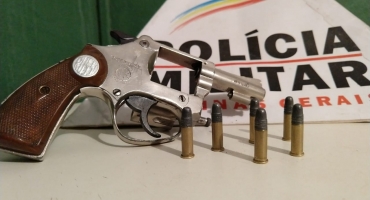 Rapaz é detido suspeito de porte ilegal de arma de fogo na cidade de Presidente Olegário Rapaz é detido suspeito de porte ilegal de arma de fogo na cidade de Presidente Olegário