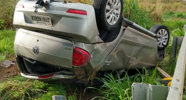 Automóvel escorrega na pista e capota na BR-354 próximo à Patos de Minas Automóvel escorrega na pista e capota na BR-354 próximo à Patos de Minas
