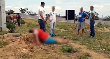 Populares tentam linchar suspeita de retirar bebê da barriga de mulher em João Pinheiro Populares tentam linchar suspeita de retirar bebê da barriga de mulher em João Pinheiro
