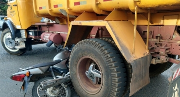 Motocicleta fica prensada entre rodas de caminhão na cidade de Patos de Minas Motocicleta fica prensada entre rodas de caminhão na cidade de Patos de Minas