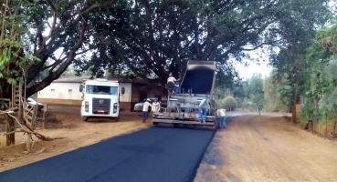 Pavimentação da estrada de Monjolinho chega à comunidade de beco e está a 5 quilômetros do distrito Pavimentação da estrada de Monjolinho chega à comunidade de beco e está a 5 quilômetros do distrito