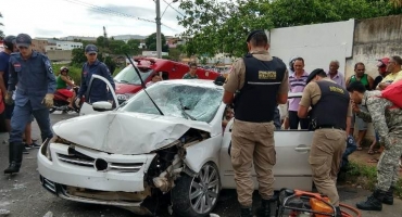 Motorista fica preso às ferragens ao bater com carro em muro e derrubar parede de casa Motorista fica preso às ferragens ao bater com carro em muro e derrubar parede de casa