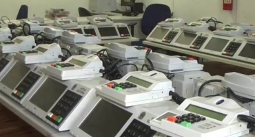 Há poucos dias para o segundo turno urnas eletrônicas são testadas em Patos de Minas Há poucos dias para o segundo turno urnas eletrônicas são testadas em Patos de Minas