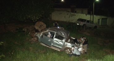 caminhonete roubada com bandidos em fuga capota e um morre na BR-365 caminhonete roubada com bandidos em fuga capota e um morre na BR-365