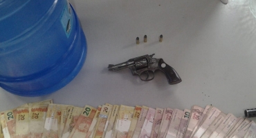 Polícia Militar Rodoviária aborda veículo na BR-354 e encontrada arma e dinheiro com passageiro Polícia Militar Rodoviária aborda veículo na BR-354 e encontrada arma e dinheiro com passageiro