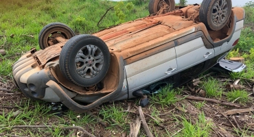 Fotógrafo de Lagoa Formosa sofre acidente na BR-354 ao tentar desviar de buracos na rodovia Fotógrafo de Lagoa Formosa sofre acidente na BR-354 ao tentar desviar de buracos na rodovia