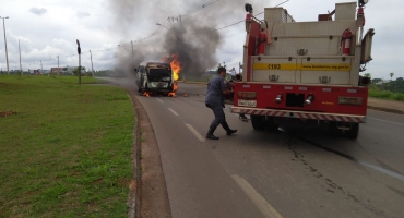 Fogo na Kombi: veículo se incendeia e fica praticamente destruído em Patos de Minas Fogo na Kombi: veículo se incendeia e fica praticamente destruído em Patos de Minas