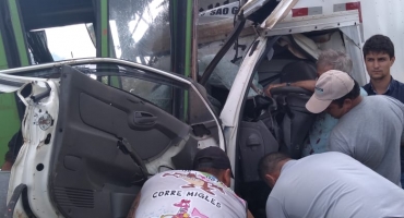 Colisão entre ônibus e caminhão deixa pelo menos 15 feridos na BR 354 em Rio Paranaíba Colisão entre ônibus e caminhão deixa pelo menos 15 feridos na BR 354 em Rio Paranaíba