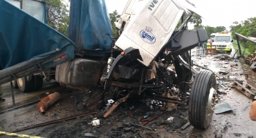 Motorista de Patos de Minas morre em acidente entre caminhão e carreta na BR 040 Motorista de Patos de Minas morre em acidente entre caminhão e carreta na BR 040