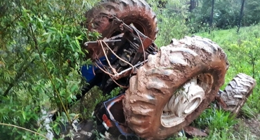 Tratorista morre tentando desatolar caminhão em estrada na zona rural de Tiros Tratorista morre tentando desatolar caminhão em estrada na zona rural de Tiros