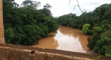 Rio Paranaíba está a mais de cinco metros acima do nível normal Rio Paranaíba está a mais de cinco metros acima do nível normal