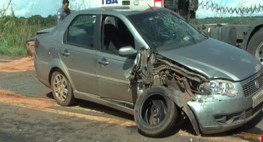 Carreta tenta ultrapassagem proibida e provoca acidente na MGC 354