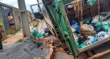 Caminhão de coleta de lixo afunda no asfalto no Bairro Quebec em Patos de Minas Caminhão de coleta de lixo afunda no asfalto no Bairro Quebec em Patos de Minas