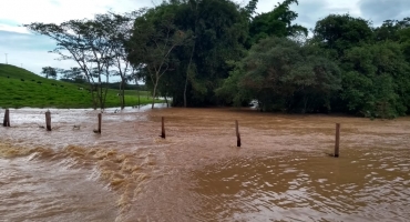 Córrego Babilônia transborda com as fortes chuvas que caíram em Lagoa Formosa nos últimos dias Córrego Babilônia transborda com as fortes chuvas que caíram em Lagoa Formosa nos últimos dias