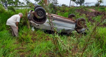 Motorista perde controle direcional e capota veículo na BR-354 próximo a Carmo do Paranaíba Motorista perde controle direcional e capota veículo na BR-354 próximo a Carmo do Paranaíba