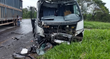 Ônibus da Prefeitura de João Pinheiro se envolve em acidente com carreta na BR-040