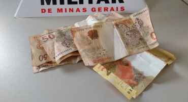 Rapaz furta dinheiro de “amigo” em Carmo Paranaíba e acaba preso pela Policia Militar Rapaz furta dinheiro de “amigo” em Carmo Paranaíba e acaba preso pela Policia Militar