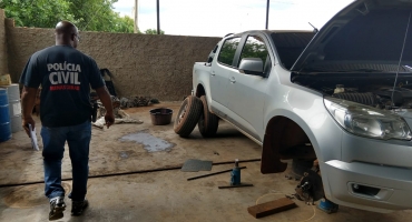 PC fiscaliza ferros-velhos em Patos de Minas e apreende peças de origem duvidosa PC fiscaliza ferros-velhos em Patos de Minas e apreende peças de origem duvidosa