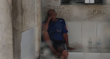 Marido flagra homem tentando estuprar esposa no Bairro Nossa Senhora Aparecida Marido flagra homem tentando estuprar esposa no Bairro Nossa Senhora Aparecida