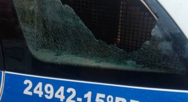 Morador de Lagoa Formosa tenta agredir militares e quebra viatura policial Morador de Lagoa Formosa tenta agredir militares e quebra viatura policial