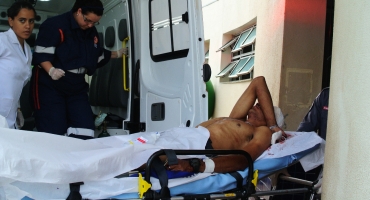 Homem leva facada na cabeça e tiro nas costas no Bairro Nossa Senhora Aparecida Homem leva facada na cabeça e tiro nas costas no Bairro Nossa Senhora Aparecida