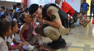 Polícia Militar de Arapuá realiza campanha Natal Solidário no Distrito de Guarda dos Ferreiros Polícia Militar de Arapuá realiza campanha Natal Solidário no Distrito de Guarda dos Ferreiros