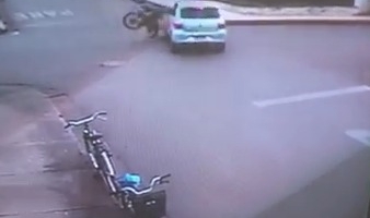 Motoqueiro de Lagoa Formosa atinge violentamente veículo que avançou parada obrigatória Motoqueiro de Lagoa Formosa atinge violentamente veículo que avançou parada obrigatória