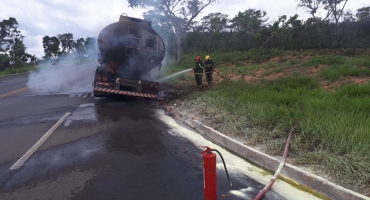 Caminhão de combustível pega fogo na MGC-410 próximo ao trevo de acesso ao Distrito de Ponte Firme Caminhão de combustível pega fogo na MGC-410 próximo ao trevo de acesso ao Distrito de Ponte Firme
