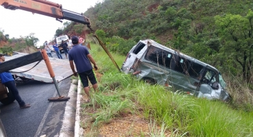 Motorista perde controle direcional de veículo de funerária com corpo dentro e cai em ribanceira