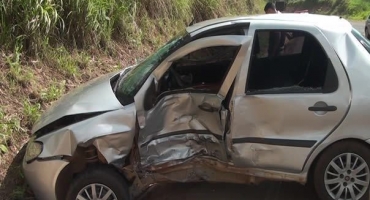 Motorista provoca acidente ao tentar cruzar a pista da rodovia 354 em Patos de Minas Motorista provoca acidente ao tentar cruzar a pista da rodovia 354 em Patos de Minas