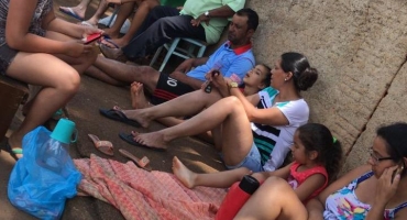 Pais fazem fila para matricular filhos na Escola Estadual Nossa Senhora da Piedade e diretora explica o caso Pais fazem fila para matricular filhos na Escola Estadual Nossa Senhora da Piedade e diretora explica o caso