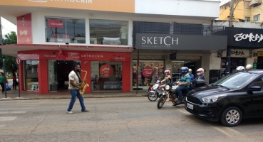 Saxofonista faz alegria dos patenses tocando nos semáforos da cidade