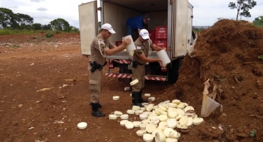 Aproximadamente meia tonelada de queijo é apreendida e descartada em aterro sanitário Aproximadamente meia tonelada de queijo é apreendida e descartada em aterro sanitário