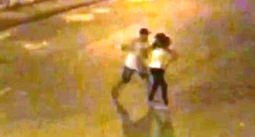 Lagoa Formosa: vídeo mostra mulher sendo agredida com socos pelo companheiro no Bairro Babilônia Lagoa Formosa: vídeo mostra mulher sendo agredida com socos pelo companheiro no Bairro Babilônia