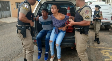 Casal é preso dentro de táxi em Patos de Minas com droga e arma de fogo Casal é preso dentro de táxi em Patos de Minas com droga e arma de fogo