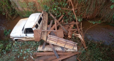 Caminhonete cai em riacho em Carmo do Paranaíba e deixa uma pessoa ferida Caminhonete cai em riacho em Carmo do Paranaíba e deixa uma pessoa ferida