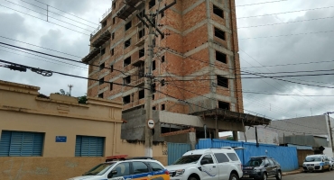 Homem morre após cair de prédio em construção em Patos de Minas Homem morre após cair de prédio em construção em Patos de Minas