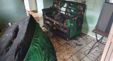 Homem surta esfaqueia irmãos e provoca quebradeira em residência no município de Presidente Olegário Homem surta esfaqueia irmãos e provoca quebradeira em residência no município de Presidente Olegário