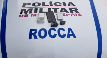 Irmãos são presos com drogas e balança de precisão em Arapuá Irmãos são presos com drogas e balança de precisão em Arapuá