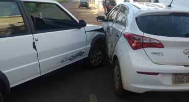 Condutora sem habilitação atinge veículo estacionado e fere uma pessoa em Carmo do Paranaíba